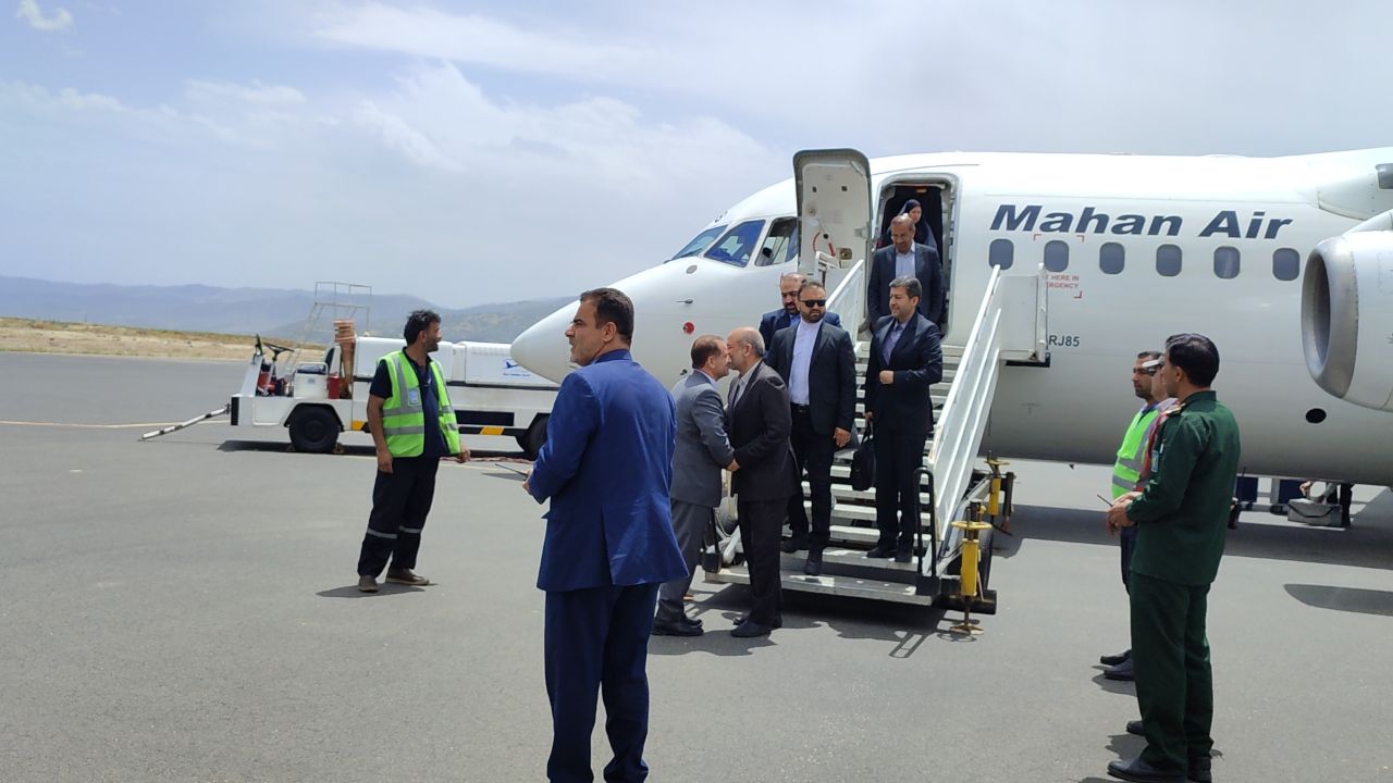وزیر کشور لحظاتی پیش وارد فرودگاه یاسوج شد