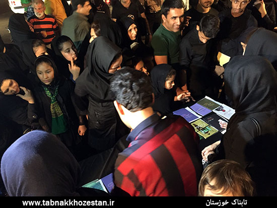 نذر کتاب جوانان اهوازی در مراسم های عزاداری سطح شهر + تصاویر
