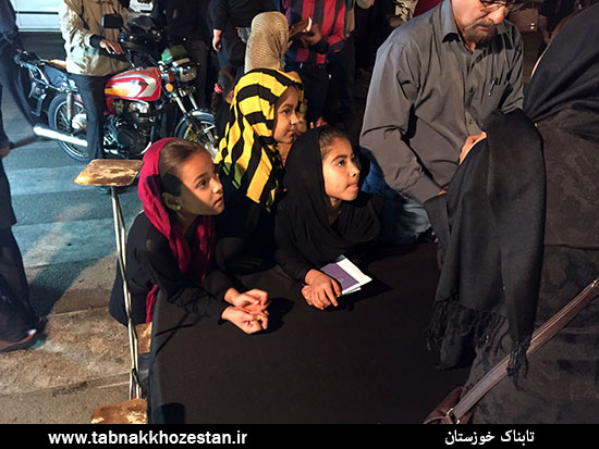 نذر کتاب جوانان اهوازی در مراسم های عزاداری سطح شهر + تصاویر