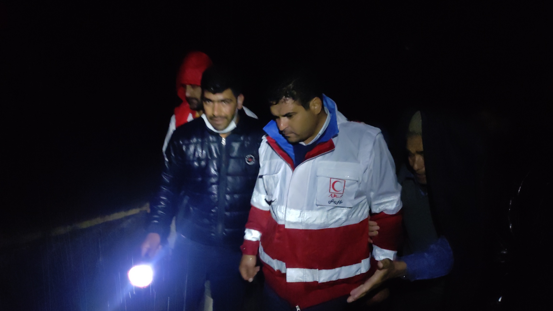 بازدید میدانی بخشدار مرکزی از منازل آسیب دیده بازدید میدانی بخشدار مرکزی از منازل آسیب دیده