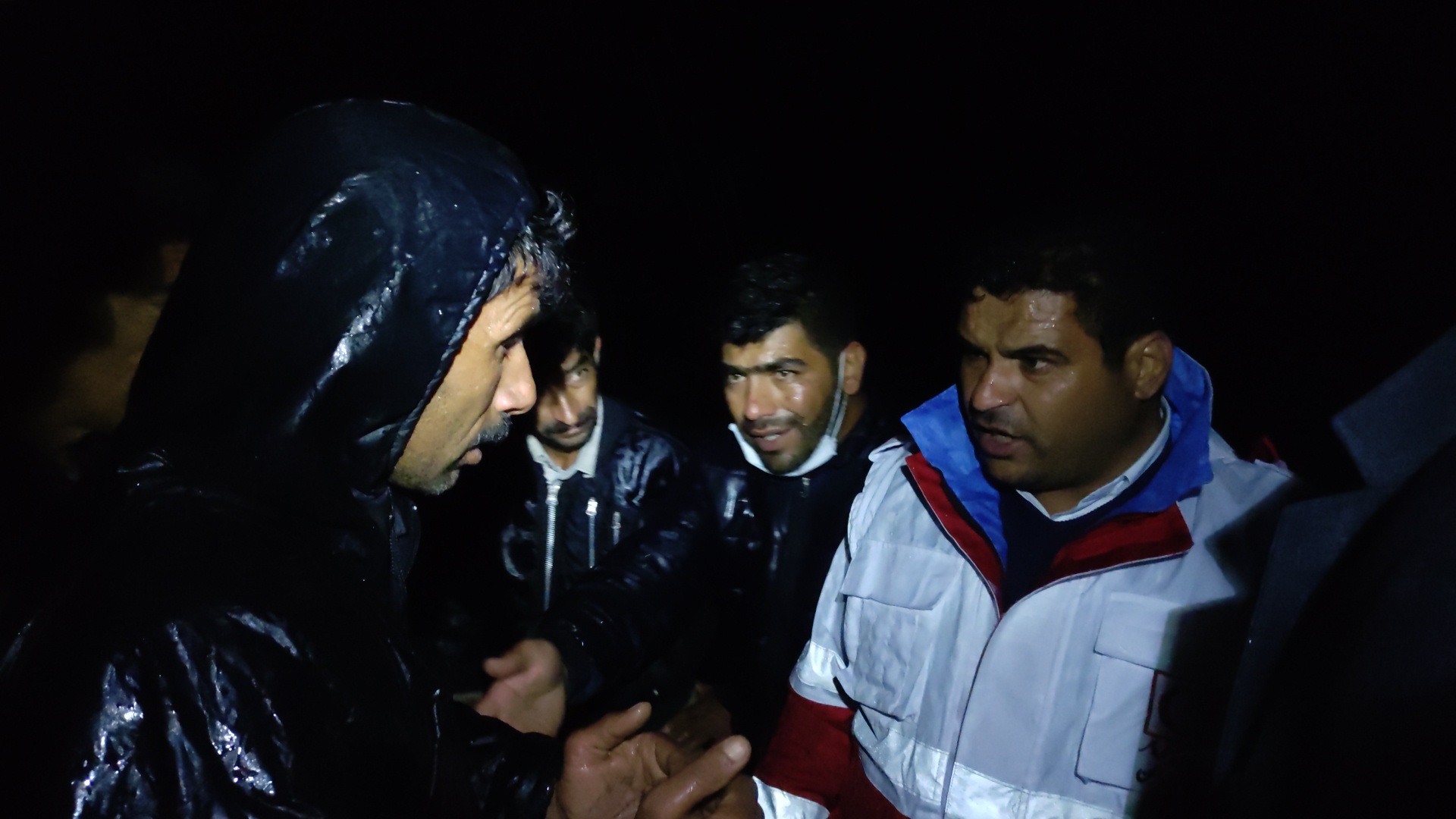 بازدید میدانی بخشدار مرکزی از منازل آسیب دیده بازدید میدانی بخشدار مرکزی از منازل آسیب دیده