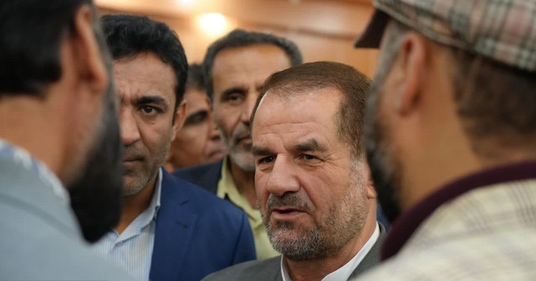 توضیح استاندار در مورد حاشیه تغییر نام استان / احمدزاده : استانم را دوست دارم و هیچ برنامه ای جزء زندگی با مردم ندارم