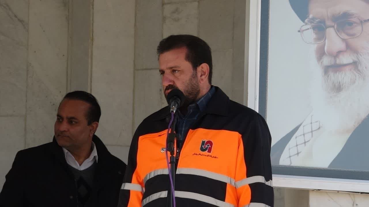 انجام عملیات برف‌روبی در محور‌های مواصلاتی استان / مردم از تردد غیرضروری در جاده‌ها خودداری کنند