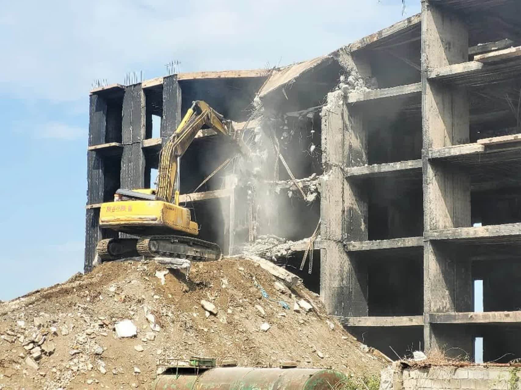 تخریب سازه ناایمن و نیمه کاره مسکن مهر شهرستان کردکوی آغاز شد تخریب سازه ناایمن و نیمه کاره مسکن مهر شهرستان کردکوی آغاز شد