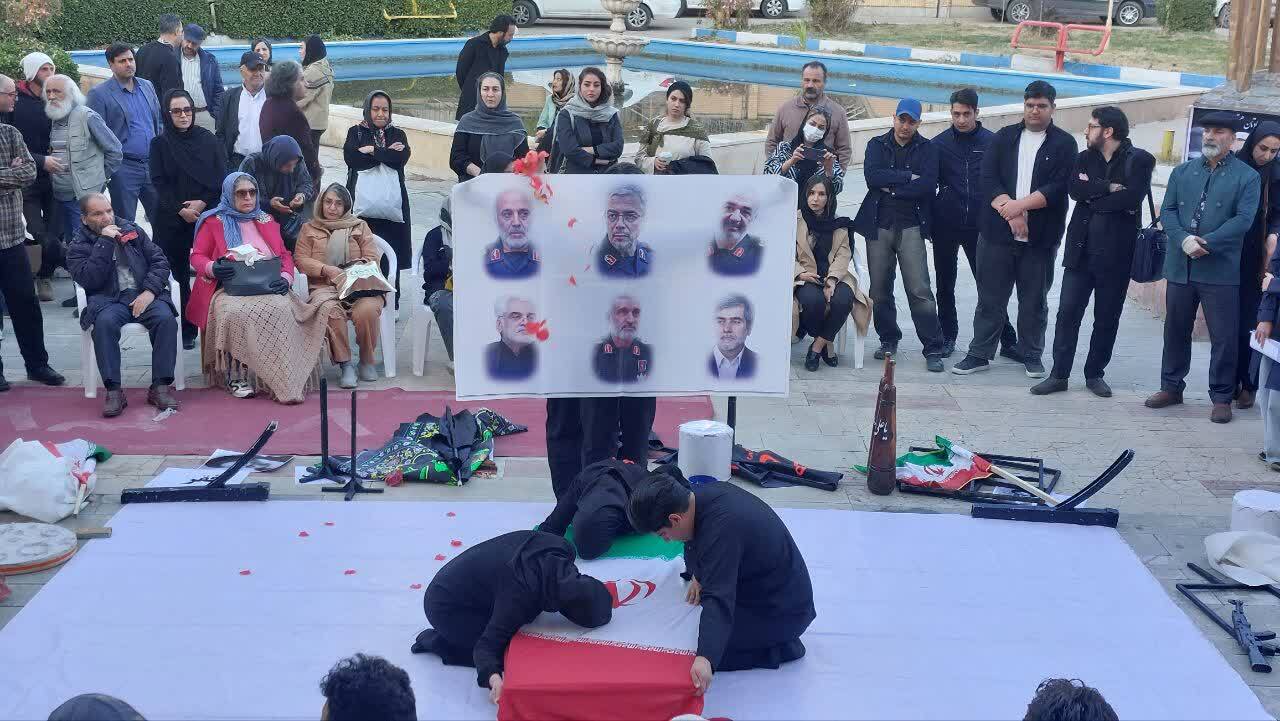 رقابت نمایش&zwnj;ها در جشنواره تئاتر لرستان؛ &laquo;پهلوان&raquo; و &laquo;آرتیست&raquo; در بروجرد روی صحنه رفتند