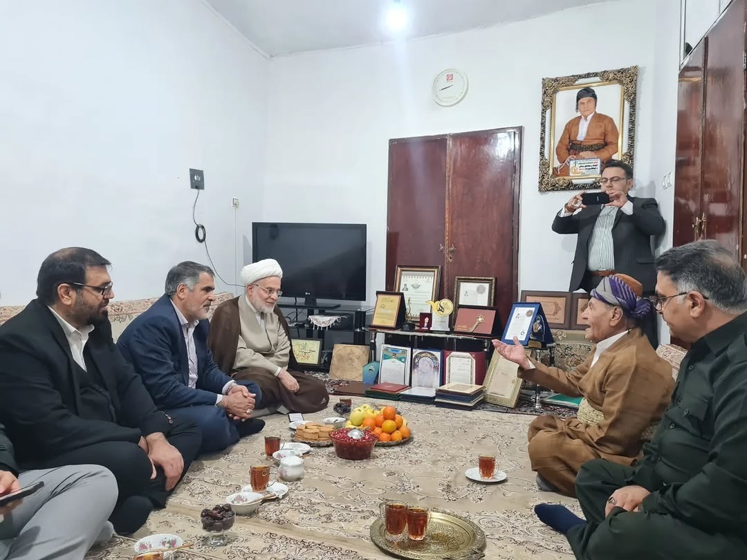 تجلیل نماینده ولیفقیه و مسئولان فرهنگی از هنرمند کردستانی/ آواز سیاوچمانه ماموستا کیمنهای برای نماینده رهبری + فیلم و تصاویر تجلیل نماینده ولیفقیه و مسئولان فرهنگی از هنرمند کردستانی/ آواز سیاوچمانه ماموستا کیمنهای برای نماینده رهبری + فیلم و تصاویر