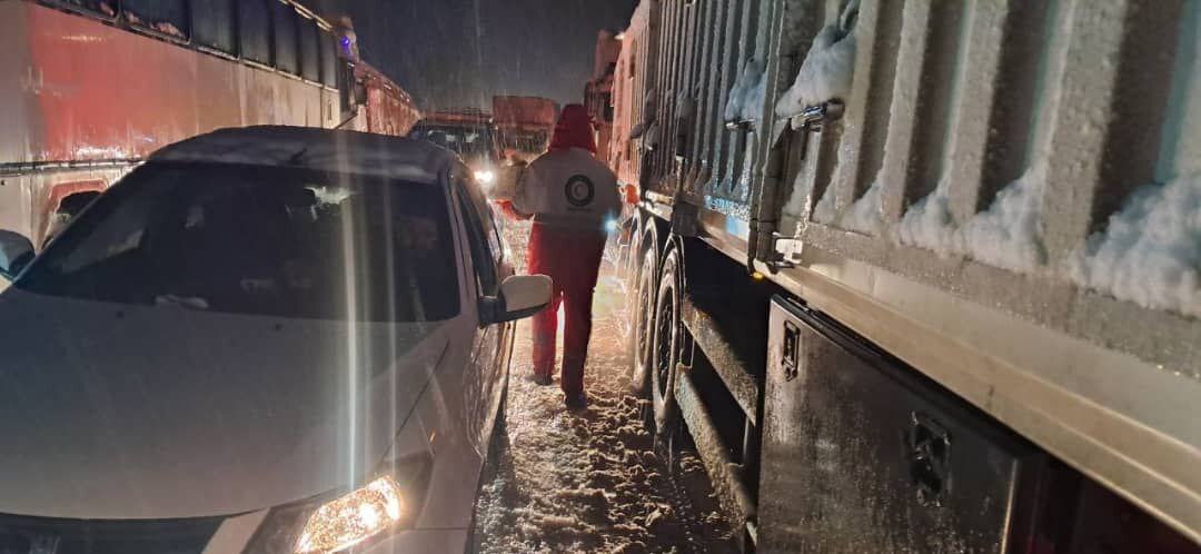 تصاویری از امدادرسانی هلال احمر به مسافران گرفتار در برف کردستان تصاویری از امدادرسانی هلال احمر به مسافران گرفتار در برف کردستان